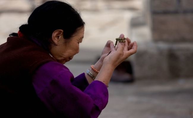 Praying in Lhasa