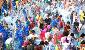 Water Splashing Festival Tour