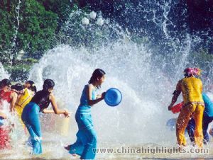 Water Splashing Festival Tour